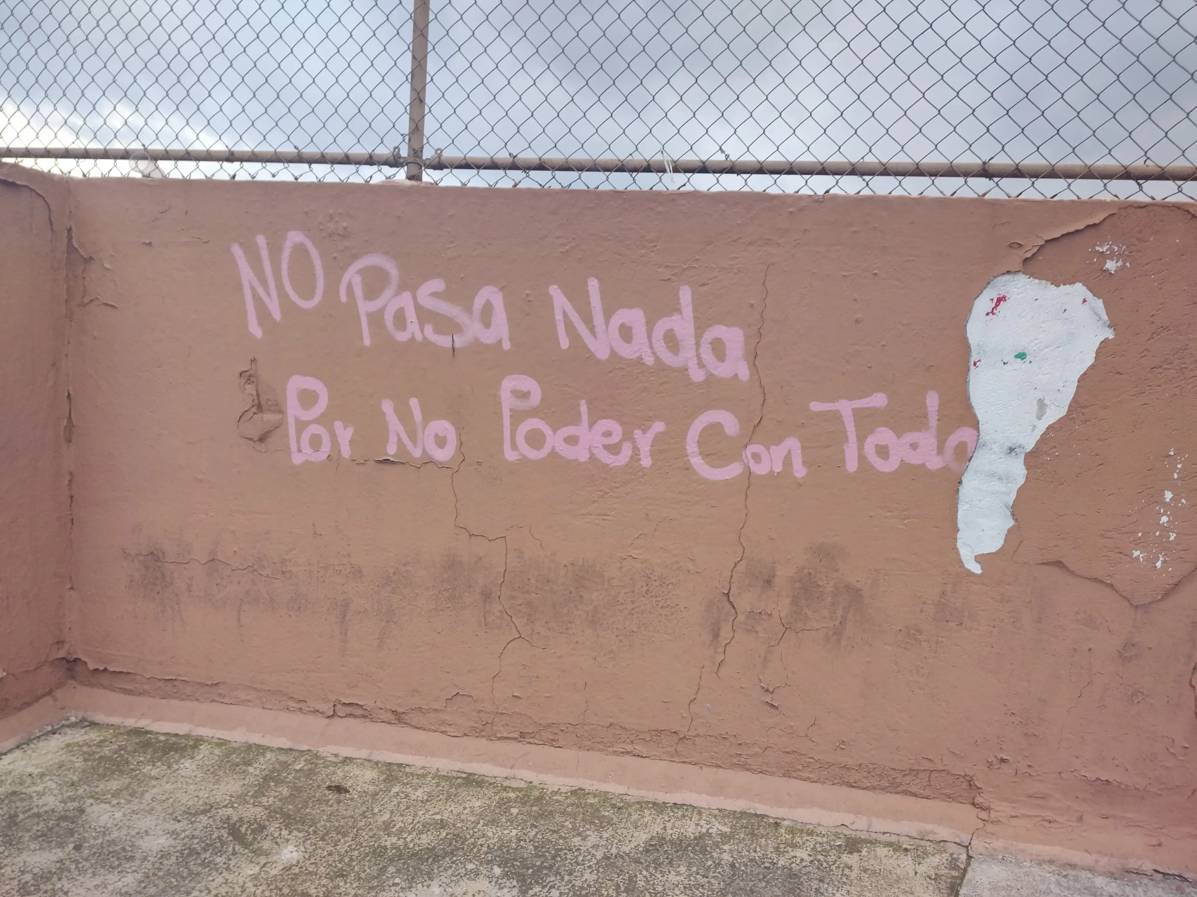 Graffiti austero con frase motivadora.